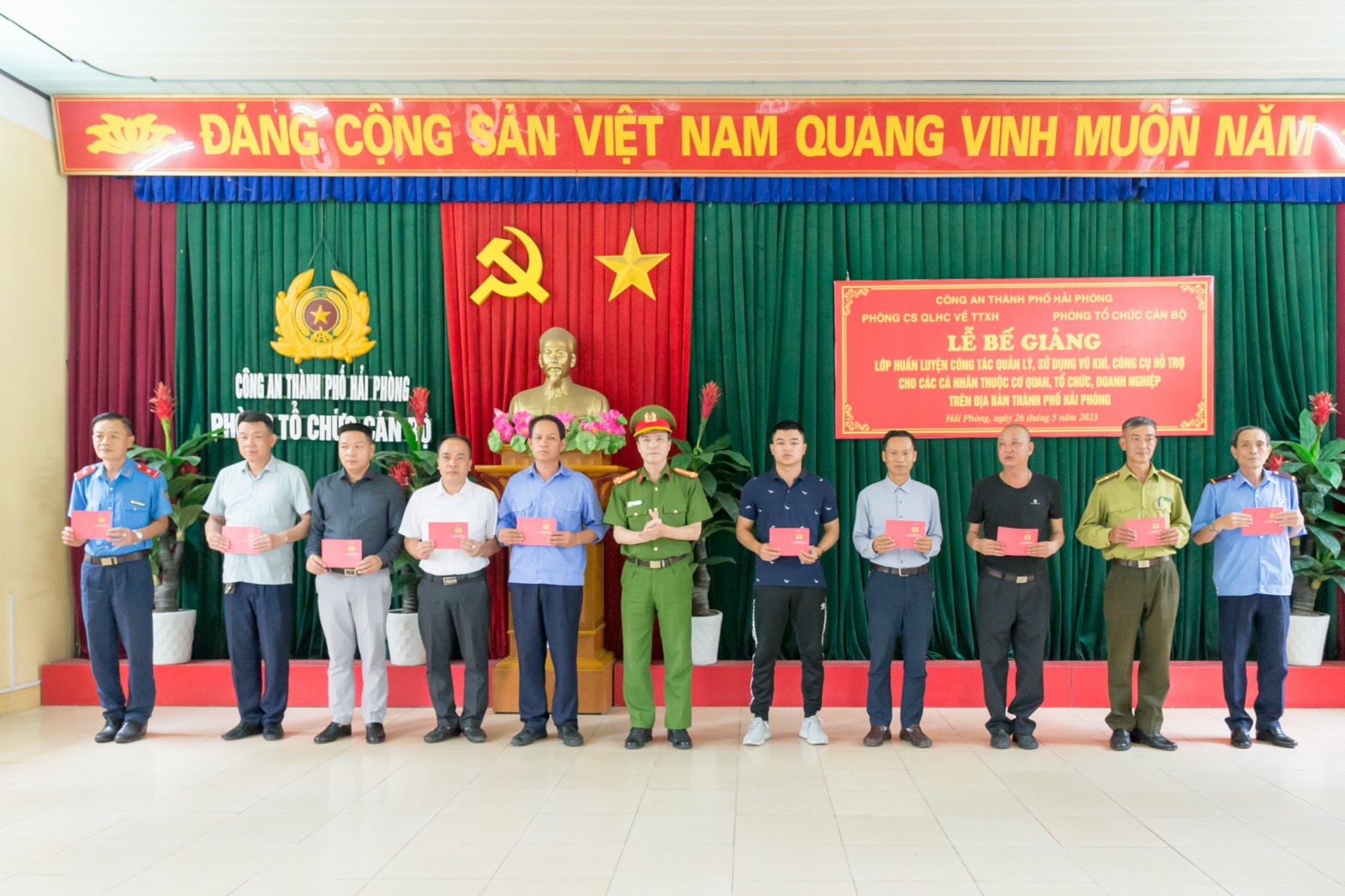 Bế giảng lớp huấn luyện công tác quản lý, sử dụng vũ khí, công cụ hỗ trợ